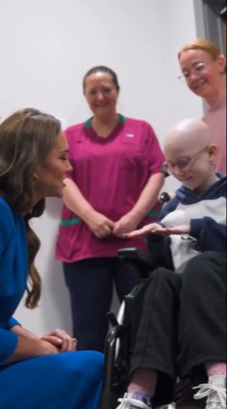 Prinzessin Kate spricht im Krebszentrum The Christie mit einem jungen Patienten.