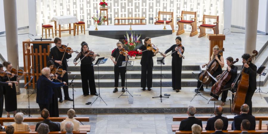 Ein zwölfköpfiges Streicherensemble spielte unter anderem Werke von Giacomo Puccini, Maurice Ravel, Johann Sebastian Bach und Benjamin Britten.