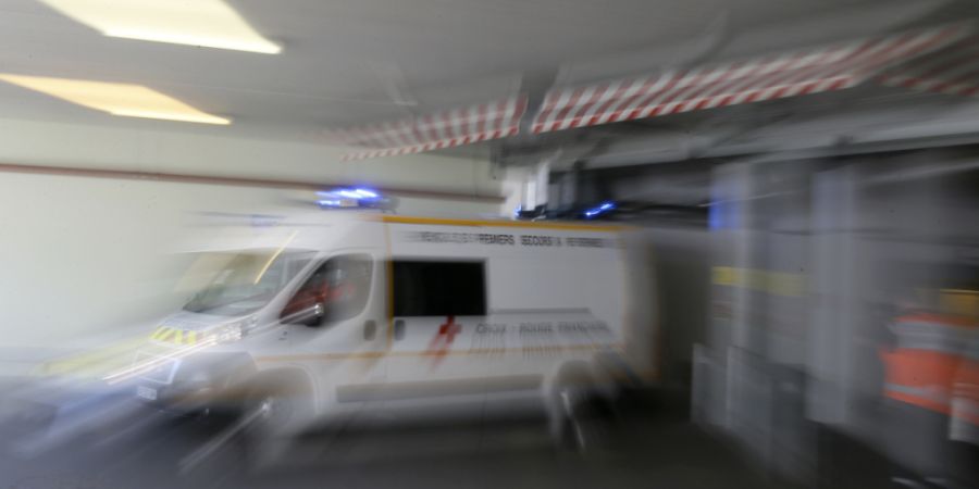 SYMBOLBILD - Ein französischer Krankenwagen fährt ab. Foto: David Vincent/AP/dpa