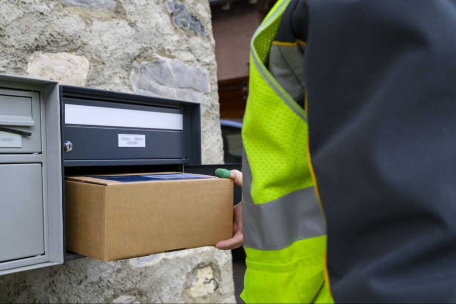... liegt das Päckli rund zwei Wochen später im Schweizer Briefkasten der Nau.ch-Leserin.