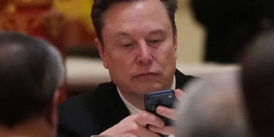 Tesla-CEO Elon Musk bezeichnet auf X Berichte über eine Trennung des China-Geschäfts für eine Fusion mit SpaceX als «Fake News”. (Archivbild)