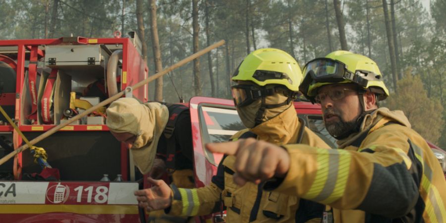 Westschweizer Feuerwehrleute bekämpfen in einem Wald in der Nähe von Bordeaux im Südwesten Frankreichs Feuer.