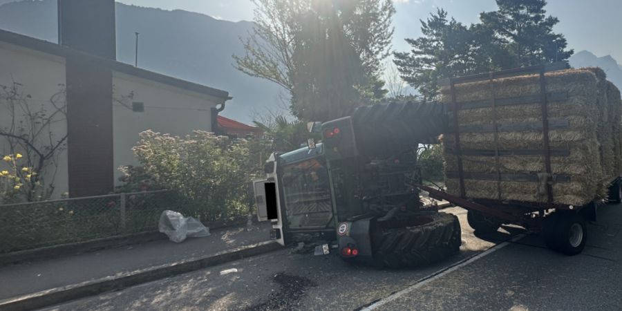 Verletzt wurde beim Traktorunfall in Seedorf in Uri niemand. Der Sachschaden beträgt allerdings rund 8000 Franken. Wegen der Bergungsarbeiten wurde die Seestrasse in beide Richtungen g...