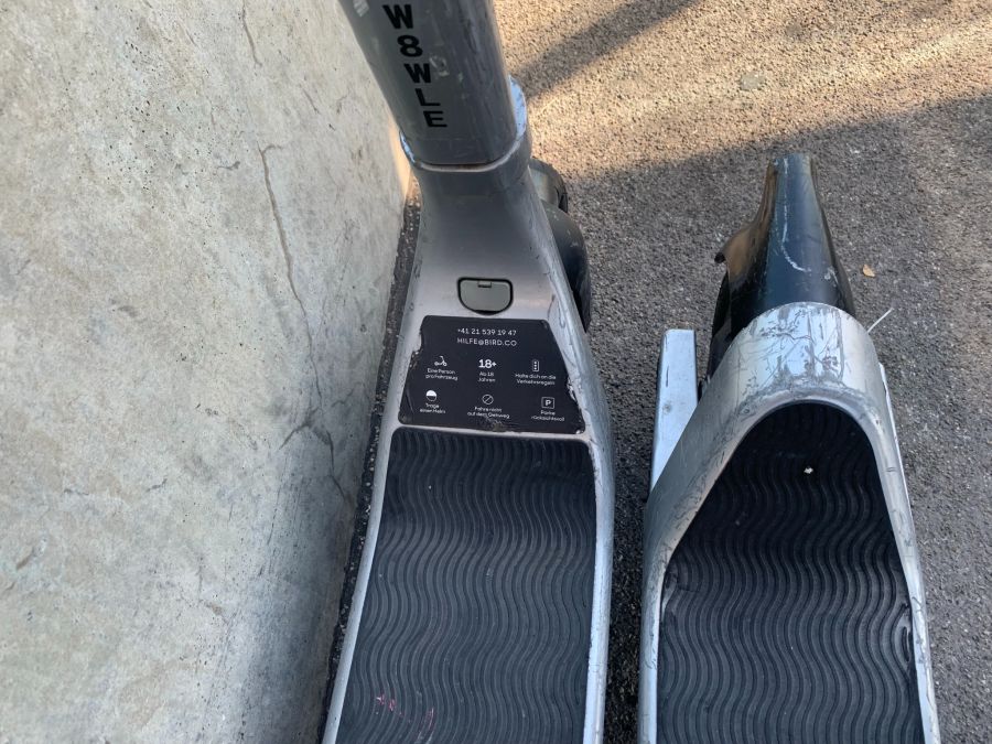 Die Hinweise befinden sich bei den E-Scootern von Bird unten am Trittbrett auf einem schwarzen Schild.