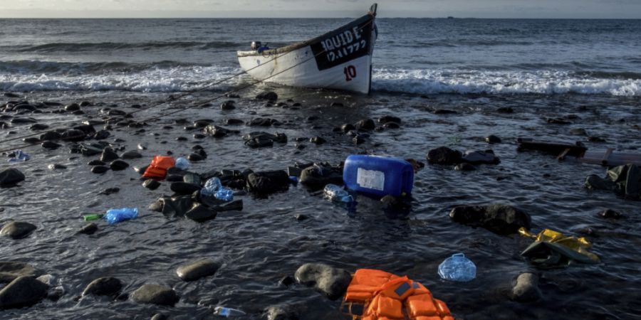 ARCHIV - Ein Holzboot, mit dem Flüchtlinge aus Marokko über den Atlantischen Ozean gefahren sind, liegt an der Küste der Kanarischen Inseln. Foto: Javier Bauluz/AP/dpa/Archivbild