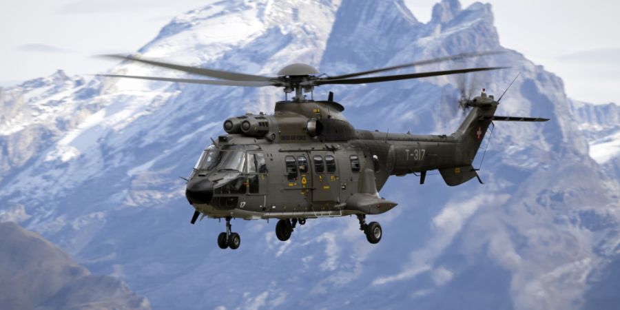 Für die Fahndung nach den Einbrechern werden laut der Polizei auch Drohnen und ein Super Puma der Schweizer Armee eingesetzt. (Archivbild)
