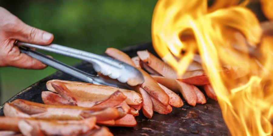 Für das Brätteln von Cervelats darf im Kanton Aargau wieder Feuer im Garten gemacht werden. (Symbolbild)