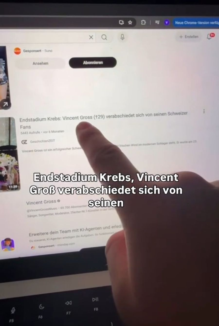 «Endstadium Krebs»: Vincent Gross zeigt die erfundene Todesmeldung, die über ihn verbreitet wird.