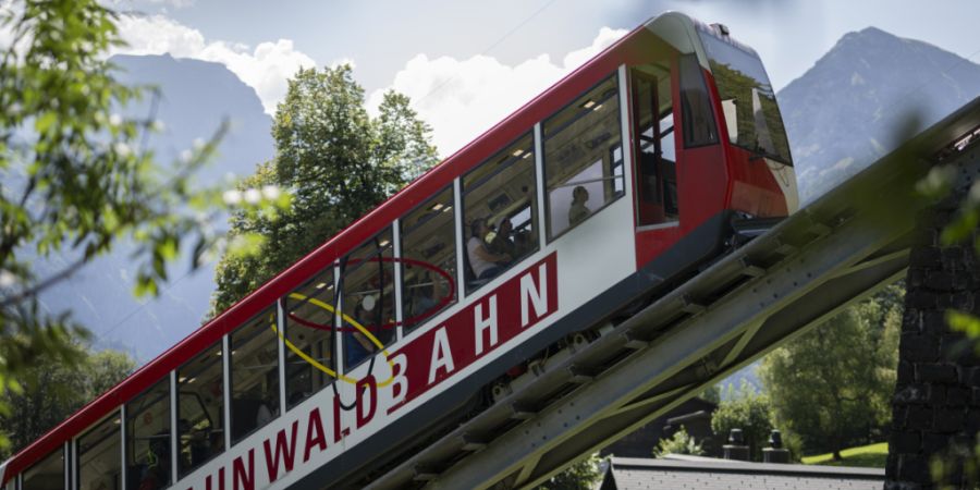 Die Braunwald-Standseilbahn steckt in finanziellen Nöten. Nun springt der Kanton mit Finanzhilfen ein, um den Betrieb und die Anbindung des Ortes zu sichern. (Archiv)