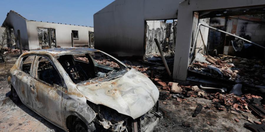 dpatopbilder - Ein ausgebranntes Auto und ein niedergebranntes Haus, nachdem in dem Dorf Le Porge Waldbrände gewütet haben. Foto: Baz Ratner/AP/dpa