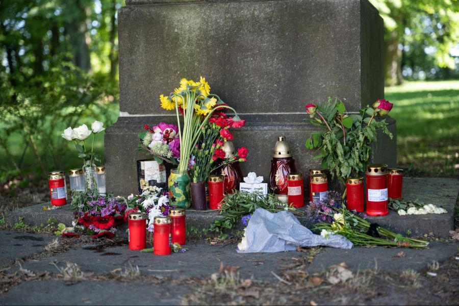 Drei Menschen starben bei der Explosion. Gegenüber dem Haus wurde von Bürgern der Stadt ein Denkmal errichtet.