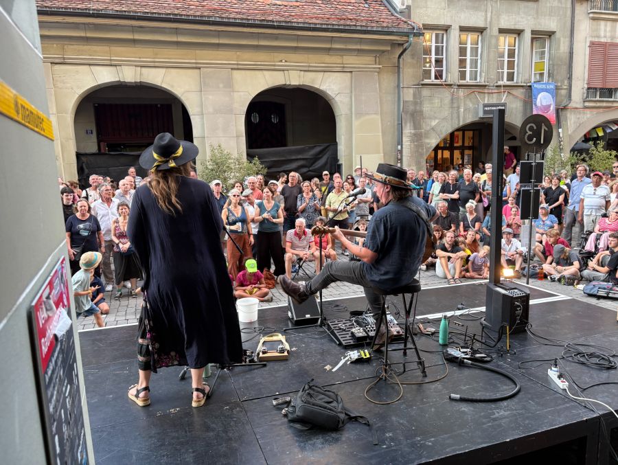 In der ganzen Stadt finden Darbietungen statt – wie hier vor dem alten Schlachthaus.