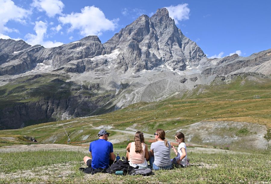 Das Matterhorn ist derzeit völlig ausgeapert. Bedeutet: Schnee oder Eis sind durch Schmelzen verschwunden.