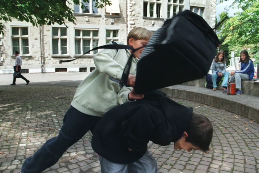 Gewalt auf dem Pausenplatz gehört zum Alltag.