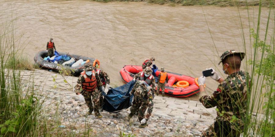 Soldaten der nepalesischen Armee bergen die Leichen von Opfern der Sturzflut aus einem Fluss. Foto: Dar Yasin/AP/dpa