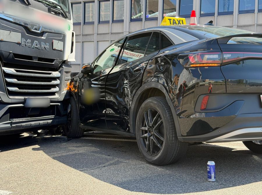 Die Polizei empfiehlt, das Gebiet zu umfahren.