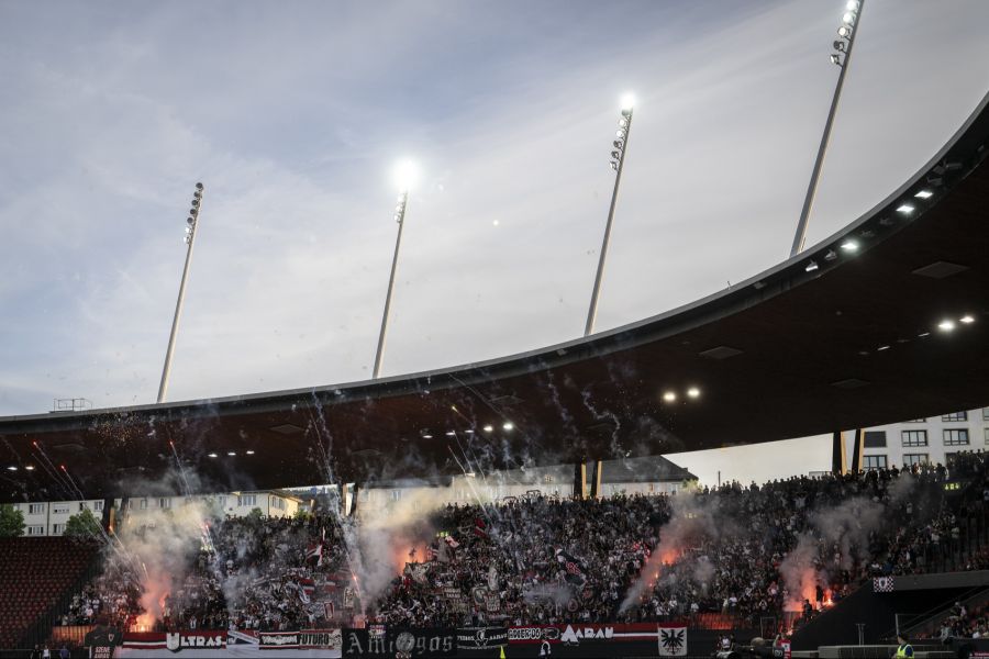 Auch der volle Gästesektor der Aarauer sorgt für aufgeheizte Stimmung.
