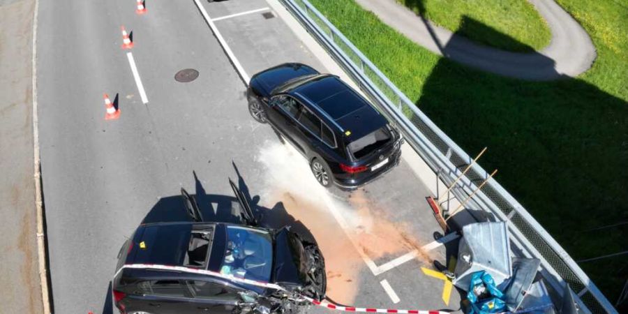 Der 25-jährige Lenker kollidierte mit zwei abgestellten Containern, die wiederum parkierte Fahrzeuge beschädigten.