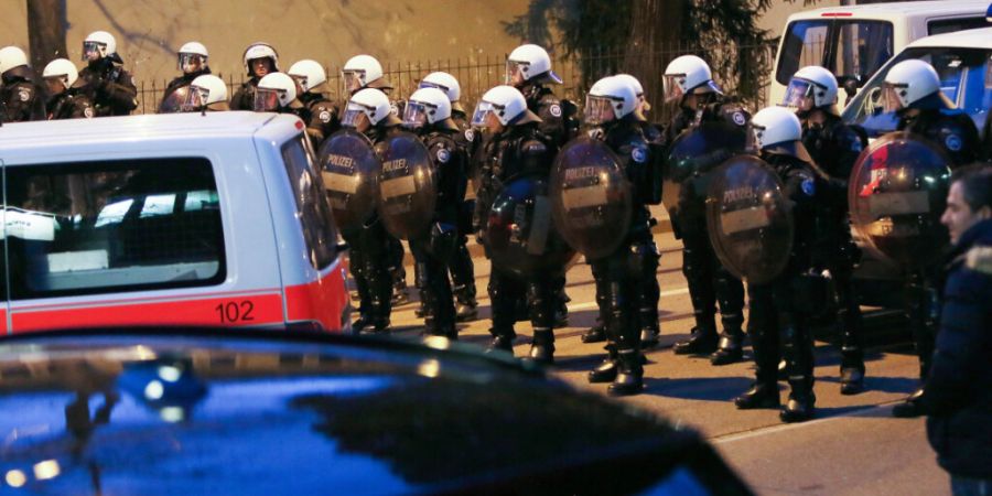 In Zürich ist in der Nacht auf Sonntag ein Polizeieinsatz eskaliert. Ein Polizist trug Verletzungen davon, als Angreifer die Beamten mit Gegenständen bewarfen. (Archivbild)