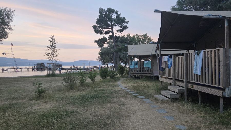 Erste Glamping-Luxus-Chalets wurden in Estavayer-le-Lac FR bereits errichtet.