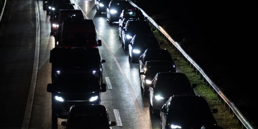 Auf der A13 - hier vor Ostern bei Felsberg - staut es regelmässig. Viele Autofahrerinnen und Autofahrer weichen über die umliegenden Dörfer aus. Das ist der Bündner Politik ein Dorn...