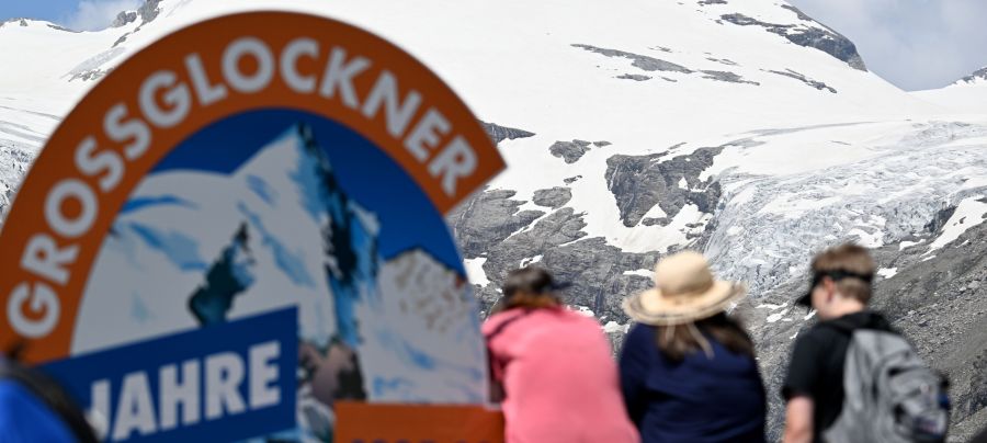 Der Kalser Berg- und Skiführerverein will ihm künftig keine Aufträge mehr vermitteln. Auch die Polizei ermittelt.