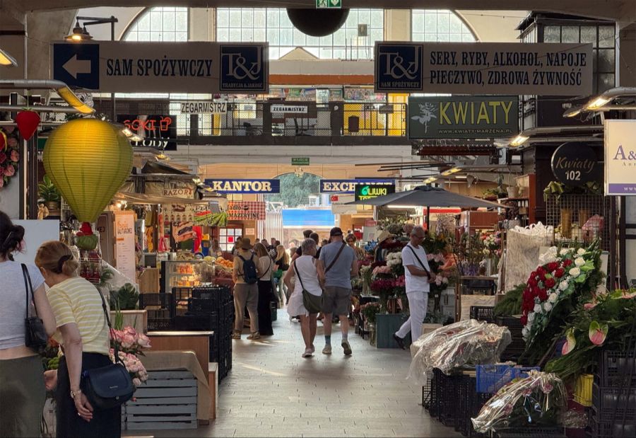 Die doppelstöckige Markthalle wirkt wie aus der Zeit gefallen.
