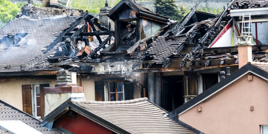 Sechs Häuser in Aigle VD wurden durch den Grossbrand in Mitleidenschaft gezogen.