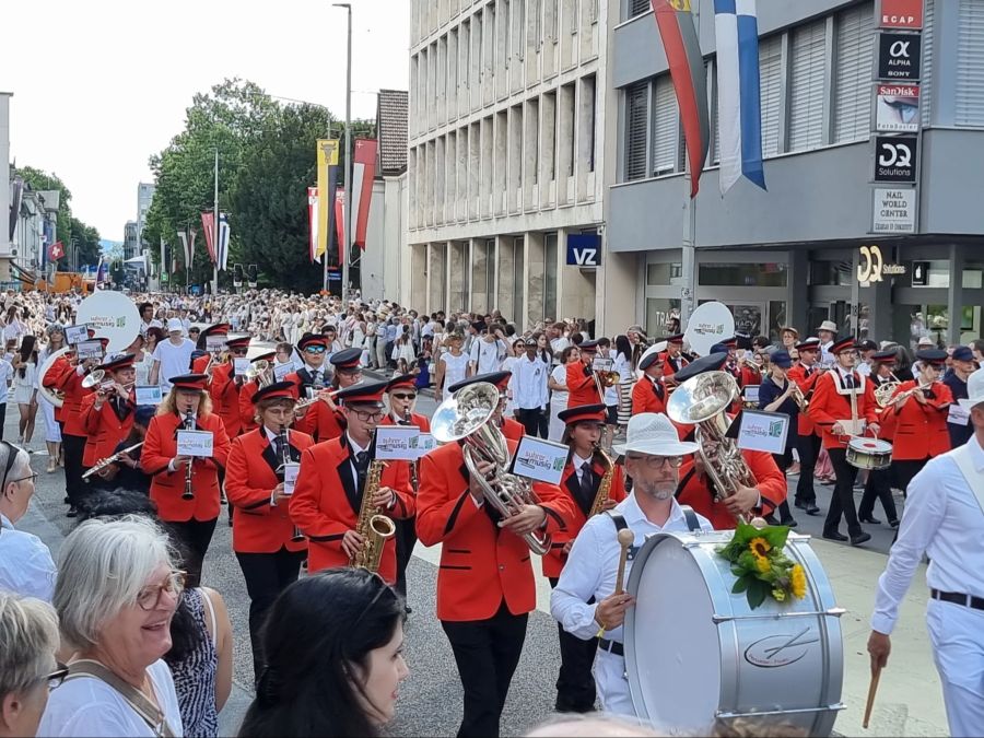 Impressionen vom Maienzug 2026 durch die Aarauer Innenstadt.