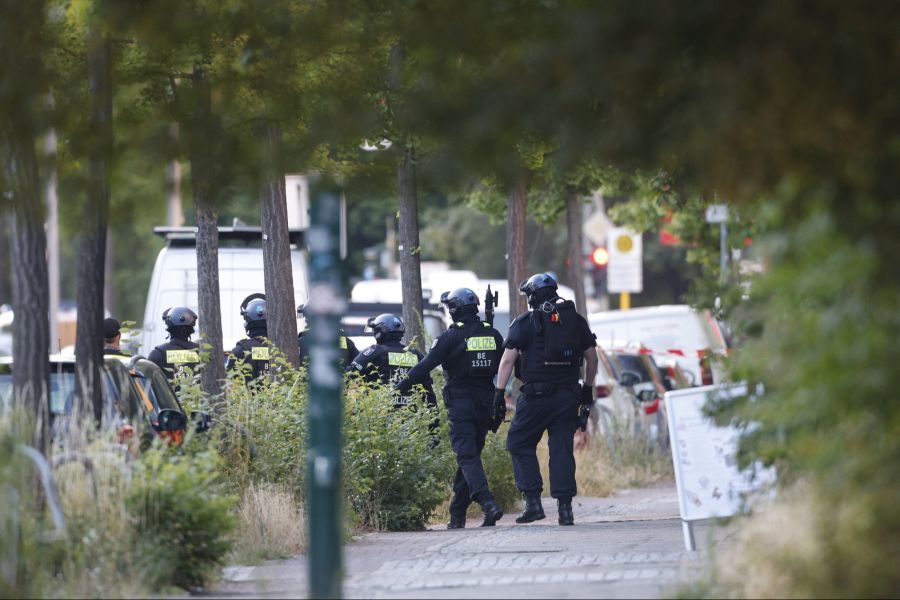 Die Polizei ist in der Nähe einer Geiselnahme in einem Supermarkt im Einsatz.