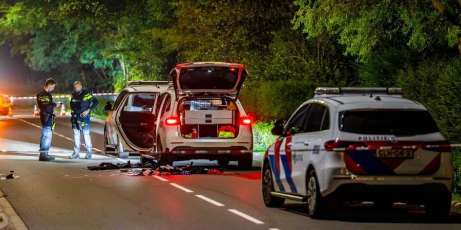 ARCHIV - Die Polizei ist in Overasselt im Gelderland im Einsatz. Bei einer Schießerei in dem niederländischen Dorf nahe der deutschen Grenze sind mindestens ein Mensch getötet und zw...