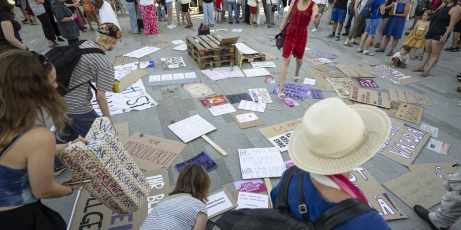 Bei einer Hausdurchsuchung im Aargauer Fall von sexualisierter Gewalt gegen Frauen ist die Staatsanwaltschaft auf weitere Datenträger gestossen. Im Bild: Solidaritätskundgebung für d...
