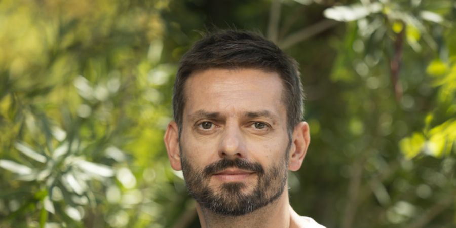 Der Berner Autor Giuliano Musio gibt in seinem Roman «Aus anderem Holz» der bekannten Pinocchio-Geschichte einen neuen Dreh. Damit ist der 49-Jährige als einziger Schweizer in die Vorw...