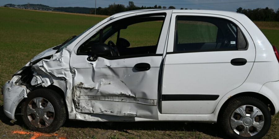 Das Auto überschlug sich und kam auf den Rädern zum Stillstand.