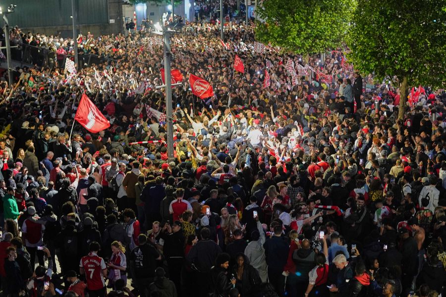 Tausende Gunners-Anhänger strömen rund ums Stadion zusammen – ein Bild, das Arsenal-Fans in dieser Form lange entbehren mussten.
