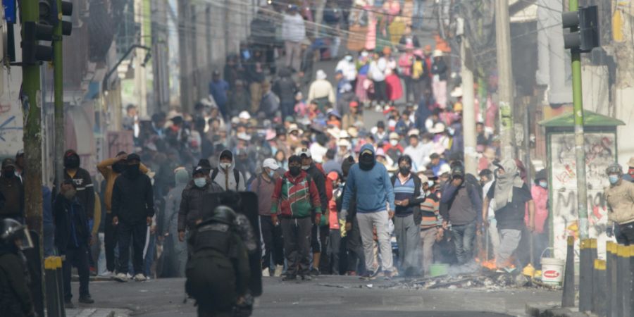 dpatopbilder - Einige Gruppen protestierten gegen die steigenden Lebenshaltungskosten und fordern Lohnerhöhungen, andere wollen den Rücktritt des Präsidenten erreichen. Foto: Radosla...