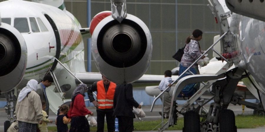 Die Anti-Folter-Kommission fordert einen besseren Schutz für psychisch Erkrankte bei Zwangsausschaffungen per Flugzeug. (Themenbild)