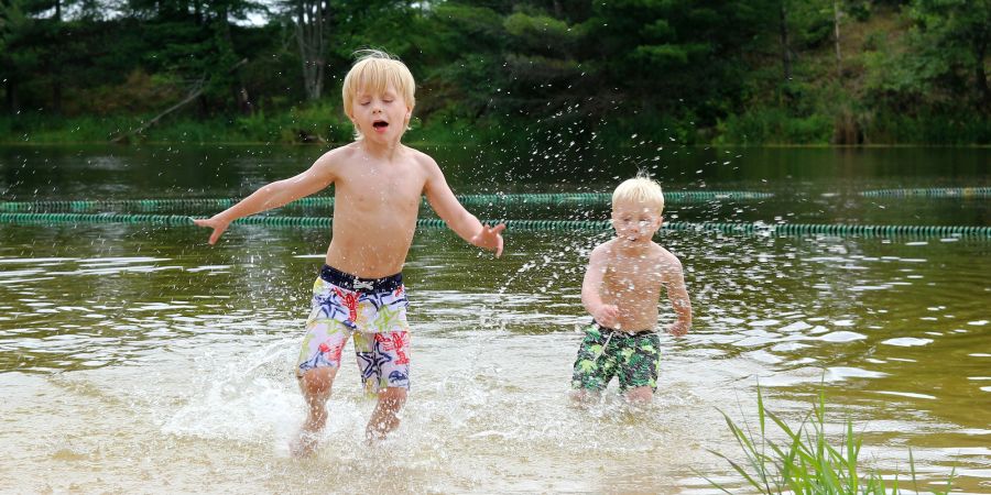 Jungs See Baden Sommer