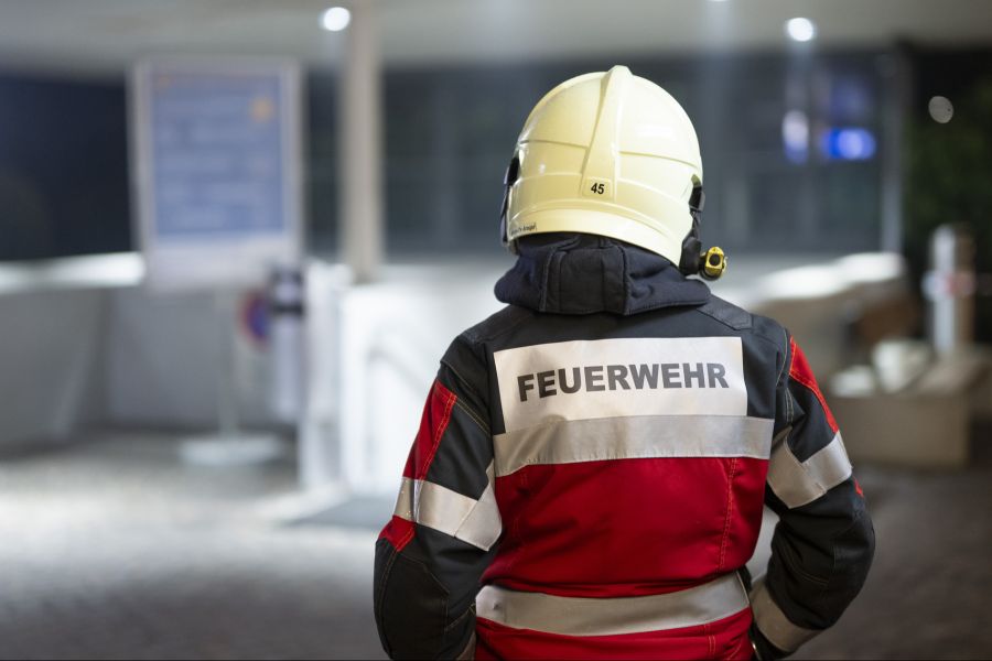 Als die Feuerwehr und die Polizei die regungslose Teenagerin vorfanden, konnten sie nur noch ihren Tod feststellen. (Symbolbild)