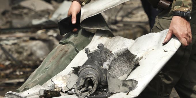 Ein ukrainischer Soldat trägt einen Teil der Rakete weg. Ukraine Krieg