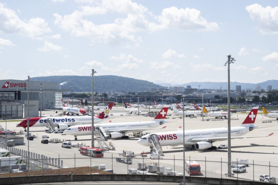 Am Flughafen Zürich wollen Mitarbeitende der Airlines Assistance Switzerland (AAS) am Freitag ab 14 Uhr streiken.