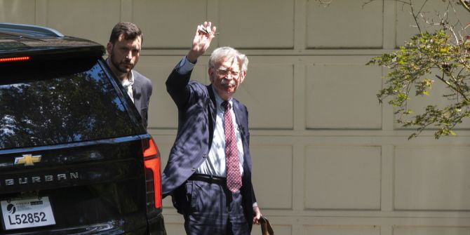 FBI Bolton winkt