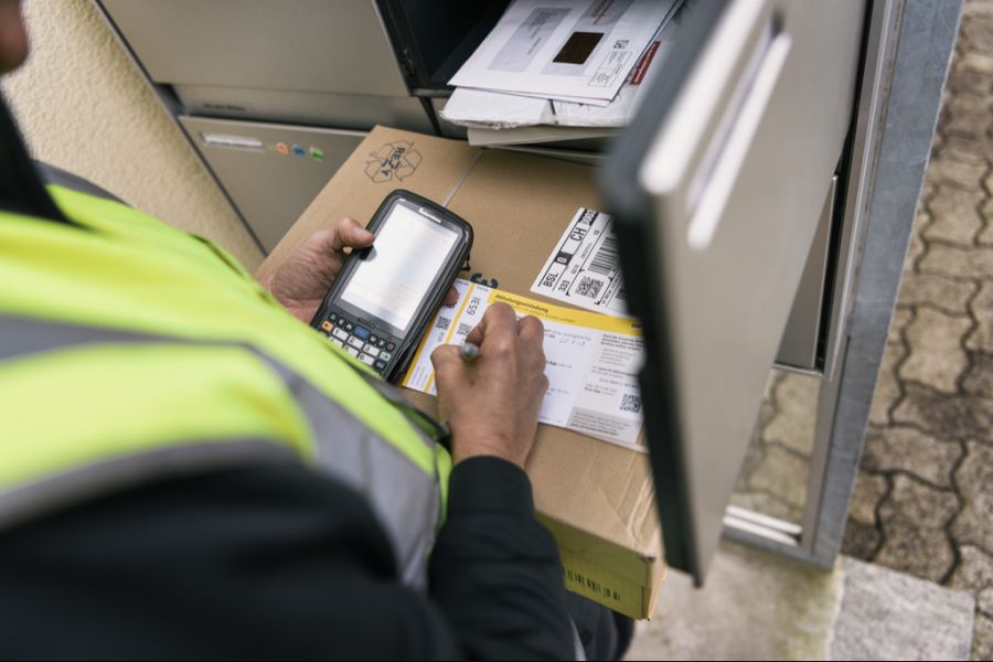 Der Spediteur haftet gegenüber dem Absender, bis er das Paket zugestellt hat.