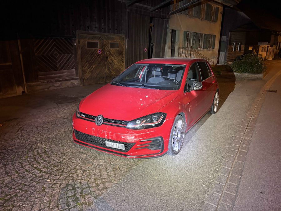 Die Unfallfahrt endet in einem Scheunentor.