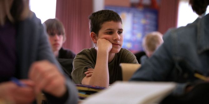 Junge in Klasse