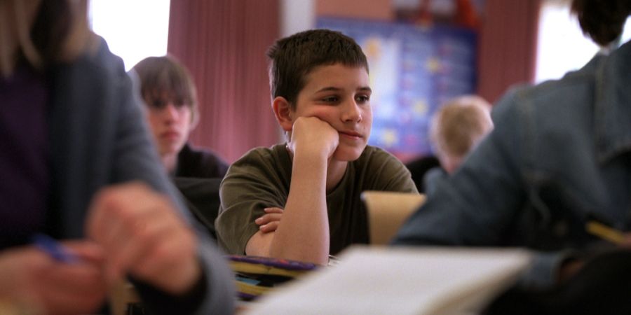Junge in Klasse