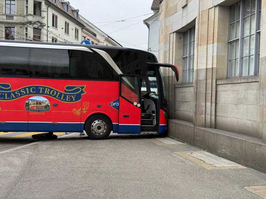 Der Touristen-Bus kam erst an der Fassade des Kunsthauses zu stehen.