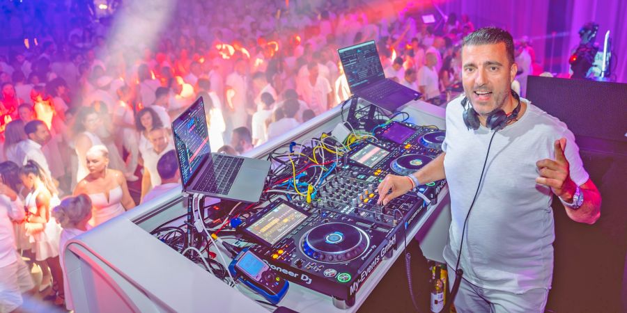 Die DJs Thanos aus Mykonos