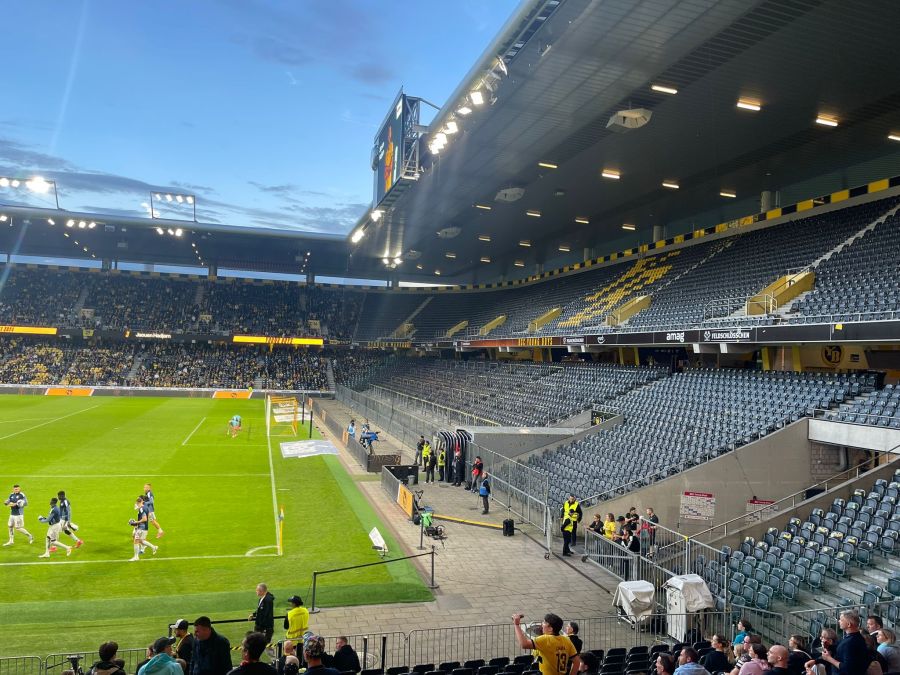 Die Tribüne, auf der sich die aktive Fanszene sonst befindet, bleibt diesmal leer.
