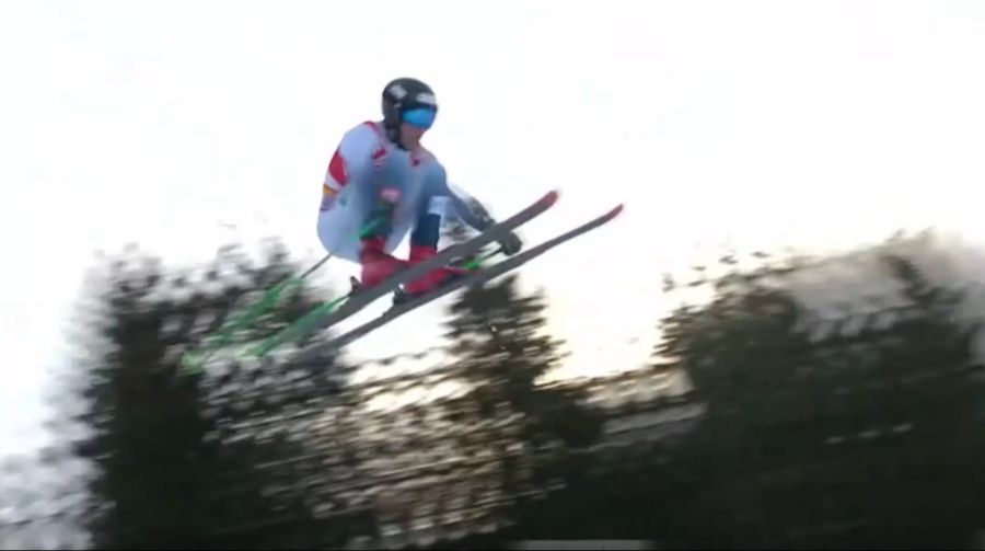 Fredrik Möller kommt mit Rücklage über einen Kamelbuckel...